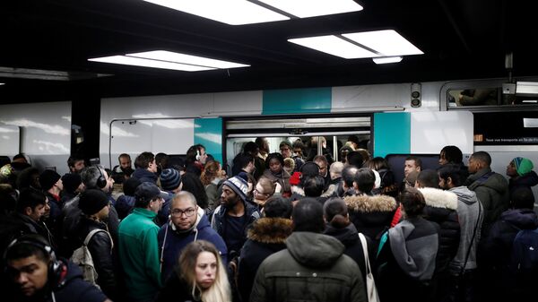 Paris'te grev nedeniyle metro hatlarının büyük bölümü durdu, izdiham oluştu - Sputnik Türkiye