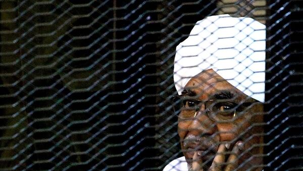 Sudan’ın devrik lideri  El Beşir’e iki yıl hapis cezası - Sputnik Türkiye