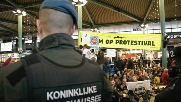 Hollanda'da iklim protestocuları havaalanını işgal etti: 26 gözaltı - Sputnik Türkiye