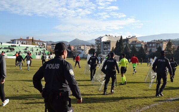 İki takım futbolcuları saha içinde birbirine girerken olayları güvenlik güçleri önlemeye çalıştı.  - Sputnik Türkiye
