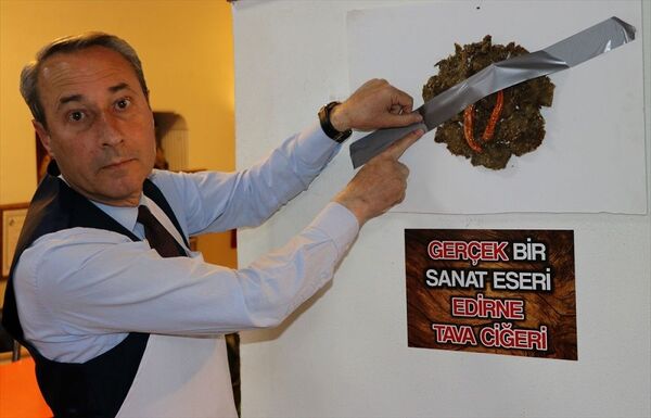 Duvara bantladığı ciğeri sokak hayvanları yararına satışa çıkardı - Sputnik Türkiye