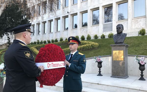 Törende, Büyükelçilik bahçesinde yer alan Andrey Karlov anıtına çelenk konulurken, Büyükelçi Yerhov ve anma etkinliğine katılanlar da anıta karanfiller bıraktı.

 - Sputnik Türkiye
