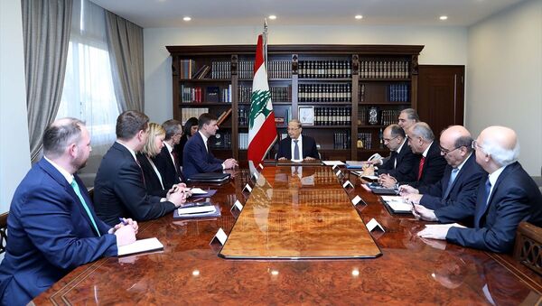 Lübnan Cumhurbaşkanı Mişel Avn (ortada), ABD Dışişleri Bakanlığı Müsteşar Yardımcısı David Hale'i (sol 5) başkent Beyrut'taki Baabda Cumhurbaşkanlığı Sarayı'nda kabul etti. - Sputnik Türkiye