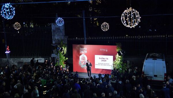 Beyoğlu Belediye Başkanı Haydar Ali Yıldız, Beyoğlu Belediyesi'nin İstiklal Caddesi'ndeki 2020 vizyonunu Galatasaray Meydanı'nda açıkladı. - Sputnik Türkiye