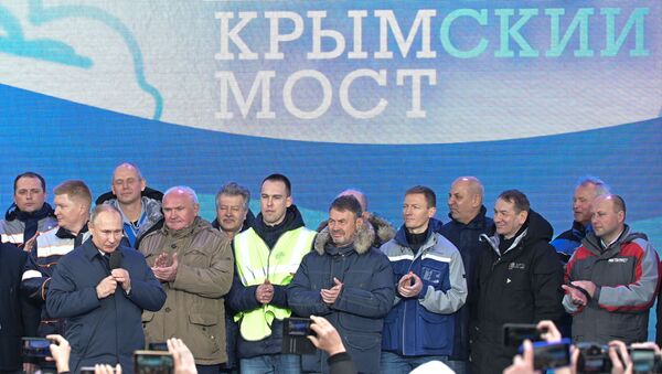 Rusya Devlet Başkanı Vladimir Putin, Krasnodar ile Kırım'ı Kerç Boğazı üzerinden bağlayan Kırım Köprüsü'nün demiryolu kısmını trafiğe açtı. - Sputnik Türkiye