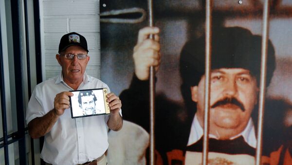 Dünyanın en büyük uyuşturucu tacirlerlerinden Pablo Escobar'ın kardeşi Roberto Escobar tarafından üretilen ‘Escobar Fold 1’ adlı katlanabilir akıllı telefonun yeni görüntüleri yayımlandı. - Sputnik Türkiye