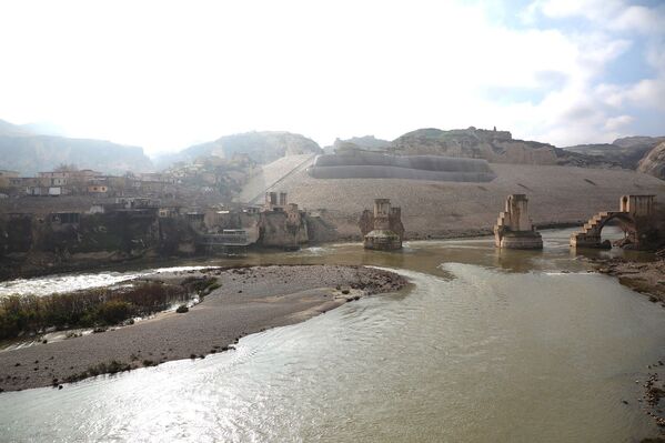 12. yy’da Dicle Nehri üzerinde yapılan Hasankeyf’in tarihi taş köprüsü, arkasındaki şantiye ile dikkat çekiyor. - Sputnik Türkiye