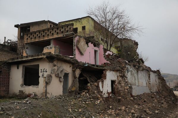 Boşaltılan evlerden geriye enkaz kaldı. - Sputnik Türkiye
