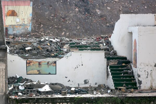 Çarşıda bulunan bir iş yeri enkazında Hasankeyf fotoğrafları dikkat çekiyor. - Sputnik Türkiye
