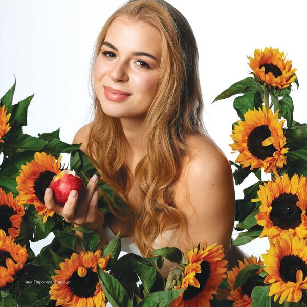Rus kadın hokey yıldızları 2020 takvimi için çiçeklere büründü - Sputnik Türkiye