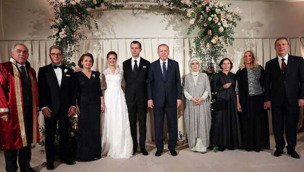 Türkiye Cumhurbaşkanı Recep Tayyip Erdoğan (sağ 2) ve eşi Emine Erdoğan (sağda), Milli Savunma Bakanı Hulusi Akar'ın oğlu Selim Akar (sol 2) ve Melis Kahya (solda) çiftinin nikah törenine katıldı. - Sputnik Türkiye