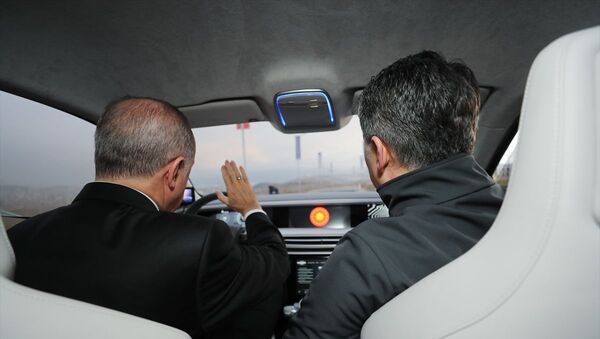 Erdoğan yerli otomobilin sürücü koltuğuna geçti - Sputnik Türkiye