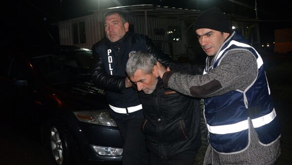 Kahramanmaraş'ın Andırın ilçesinde, 5 ayrı suçtan 27 yıl hapisle aranan ve marketten hırsızlığa teşebbüs eden Adem B., çarşıda gezerken polis tarafından yakalandı. - Sputnik Türkiye