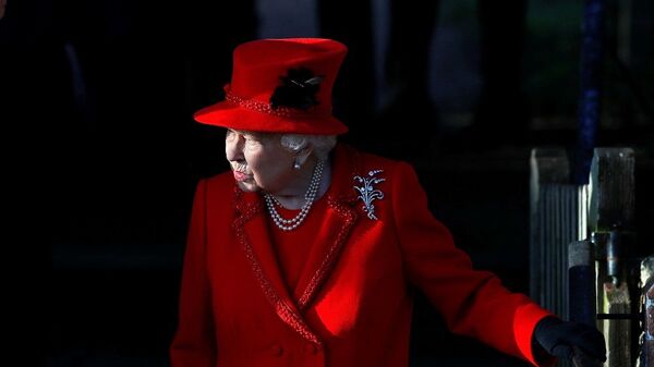 İngiltere'de Onur Listesi yeni yılda ve Kraliçe 2. Elizabeth'in doğum gününde olmak üzere iki kez yayınlanıyor. Listede yer alan kişilere sene içinde düzenlenen törenle nişan takılıyor. - Sputnik Türkiye