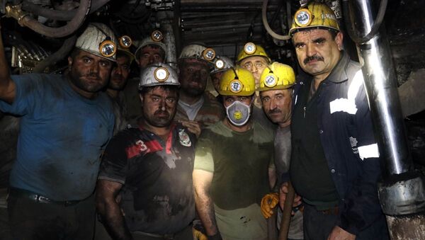 Amasya'nın Suluova ilçesinde maden işçileri, yeni yıla yerin metrelerce altında maden ocağında çalışarak girdi. - Sputnik Türkiye