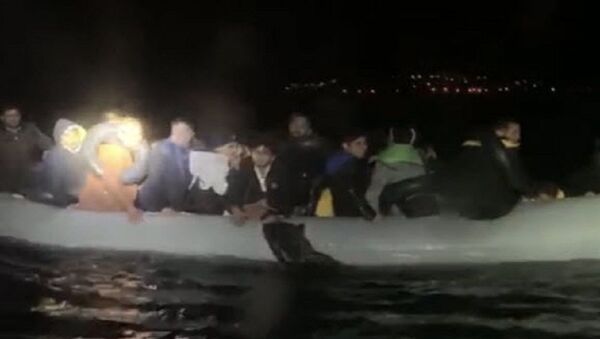 İzmir’de sığınmacıların botu ile sahil güvenlik botu çarpıştı - Sputnik Türkiye