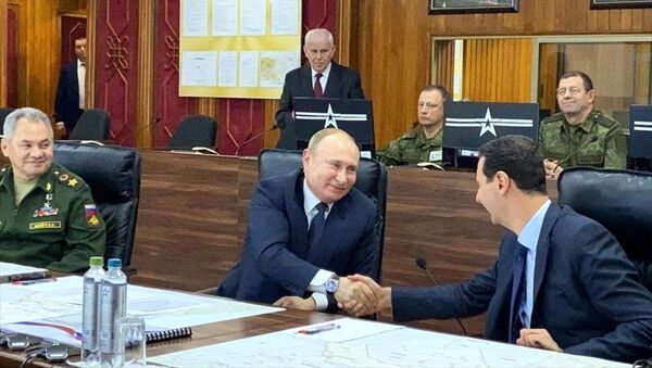 7 Ocak 2020'de Şam'ı ziyaret eden Putin, Esad'la Suriye'deki Rus askeri yetkililerinden brifing almaya el sıkışarak başladı. - Sputnik Türkiye