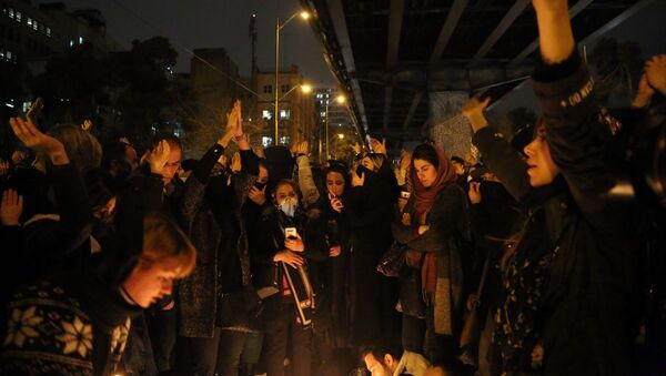 İran’ın başkenti Tahran’da düşürülen uçakta hayatını kaybedenler için düzenlenen anma, hükümet karşıtı gösteriye dönüştü - Sputnik Türkiye