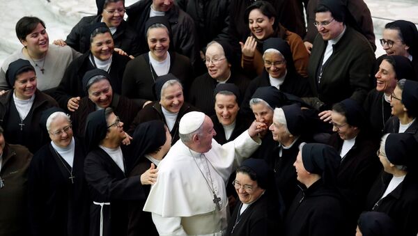 Papa 1. Francis, Vatikan'da haftalık dini toplanmada rahibelerle selamlaşırken (15 Ocak 2020) - Sputnik Türkiye