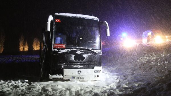 Sivas'ta otobüsün şarampole inmesi sonucu 7 kişi yaralandı. - Sputnik Türkiye