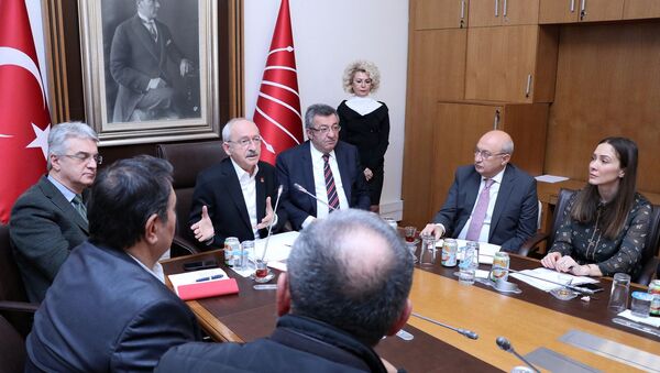 CHP Genel Başkanı Kemal Kılıçdaroğlu, Kombassan Holding mağdurlarını TBMM’de kabul ederek, bir süre görüştü.  - Sputnik Türkiye
