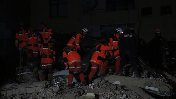 Elazığ'da meydana gelen depremde Mustafa Paşa Mahallesi'nde çöken binalarda arama kurtarma çalışmaları devam ediyor. - Sputnik Türkiye