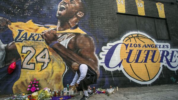 Hayranları, Los Angeles'ta Kobe Bryant'ın resminin olduğu duvar önüne çiçek bıraktı. - Sputnik Türkiye