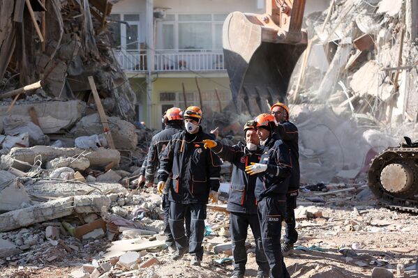 Elazığ'da Sivrice ilçesi merkezli 6,8 büyüklüğündeki depremin ardından yıkılan binanın enkazında arama kurtarma çalışmaları devam ediyor.  - Sputnik Türkiye