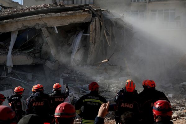 Elazığ’da 35, Malatya’da 4 kişi olmak üzere 39 kişinin yaşamını yitirdiği depremde 1607 kişi yaralanırken, 86 kişinin tedavisi sürüyor.  - Sputnik Türkiye