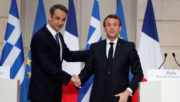 Fransa Cumhurbaşkanı Emmanuel Macron (sağda) Elysee Sarayı'nda Yunanistan Başbakanı Kiriakos Miçotakis'i ağırlarken - Sputnik Türkiye