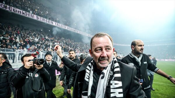 Beşiktaş Kulübü, yeni teknik direktörü Sergen Yalçın'a 1.5 yıllık sözleşme imzalattı.  Vodafone Park'taki törene 20 bin taraftar katıldı. - Sputnik Türkiye