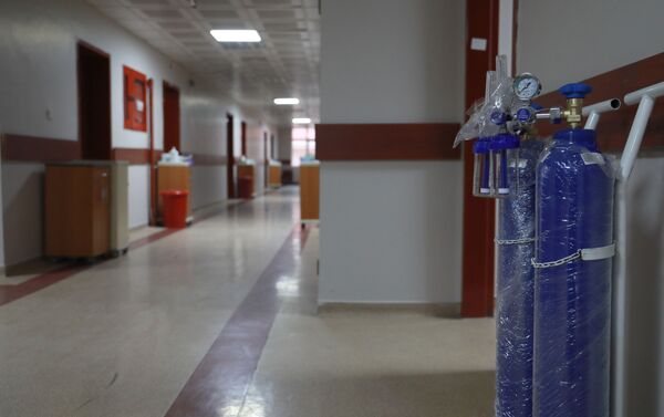 Hastanede çalışan sağlık personeli de maske, dezenfektan, önlük, gözlük gibi malzemelerle emniyete alınacak. - Sputnik Türkiye