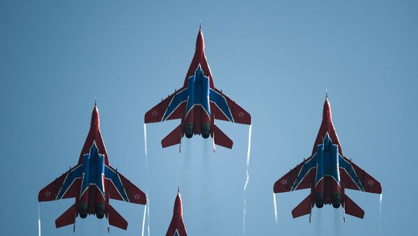 Rus hava akrobasi gruplarına ait uçaklar hava gösterisi sırasında. - Sputnik Türkiye