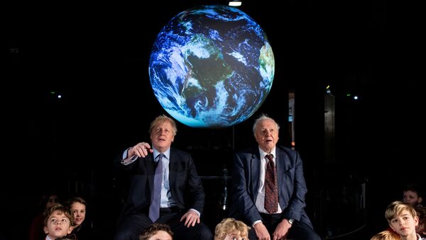 Boris Johnson kasımda Glasgow'da düzenlenecek COP 26 ile ilgili stratejisini David Attenborough eşliğinde Londra'daki Bilim Müzesi'nde açıkladı. - Sputnik Türkiye