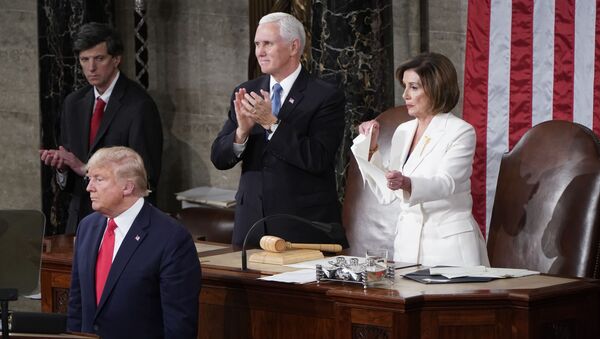 Trump'ın konuşması sırasında arkasında Başkan Yardımcısı Mike Pence ve Temsilciler Meclisi Başkanı Nancy Pelosi yer aldı.  Pelosi'nin Trump'ın konuşma metninin kopyasını yırtıp atması da kameralara yansıdı. - Sputnik Türkiye