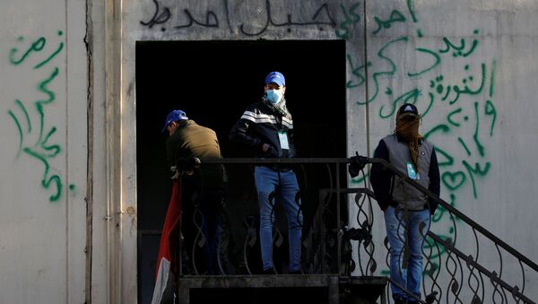 Irak'ta protestocuları korumaları ve gösteri alanlarında güvenliği sağlamaları için kurulan 'Mavi Şapkalılar' adlı grup üyeleri - Sputnik Türkiye