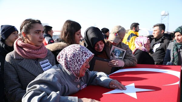 Çığ altında kalan güvenlik güçleri için tören: Aileler gözyaşlarına boğuldu - Sputnik Türkiye