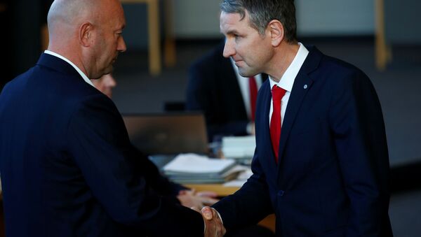 Erfurt'taki parlamentoda FDP'li Thomas Kemmerich Thüringen eyalet başbakanı seçilmesinin ardından AfD lideri Björn Höcke (sağda) ile el sıkışırken  - Sputnik Türkiye