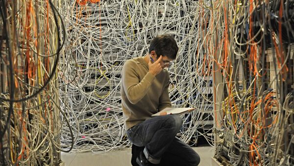 engineer checks network telecommunication cables - Sputnik Türkiye