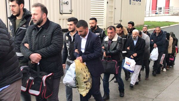 Adana merkezli 34 ilde üniversite, hastane ve kantin ihalelerine fesat karıştırdıkları iddiasıyla gözaltına alınan şüphelilerden 59'u daha adliyeye sevk edildi. - Sputnik Türkiye