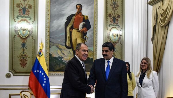 Venezuela Devlet Başkanı Nicolas Maduro (sol 2) ve Rusya Dışişleri Bakanı Sergey Lavrov (solda), Venezuela'nın başkenti Caracas'ta bulunan Devlet Başkanlığı Sarayı Miraflores'te bir araya geldi. - Sputnik Türkiye