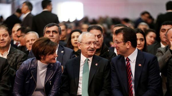 Kongreye, CHP Genel Başkanı Kemal Kılıçdaroğlu (ortada), İstanbul Büyükşehir Belediye Başkanı Ekrem İmamoğlu (sağda), CHP İstanbul İl Başkanı Canan Kaftancıoğlu (solda) da katıldı. - Sputnik Türkiye