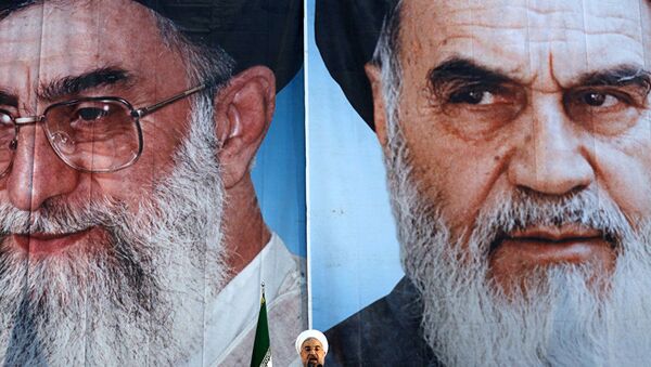 Ruhani, Hamaney ile Humeyni posterleri önünde konuşurken - Sputnik Türkiye