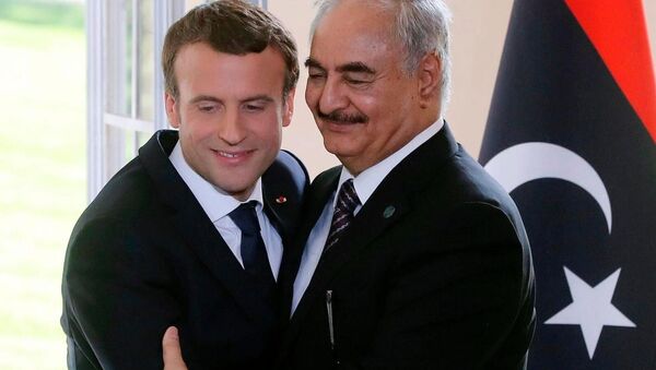 Fransa Cumhurbaşkanı Emmanuel Macron ve Libya Ulusal Ordusu lideri Halife Hafter - Sputnik Türkiye