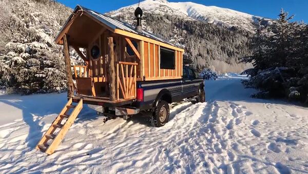 Alaskalı adam kamyonetini harika bir eve dönüştürdü - Sputnik Türkiye