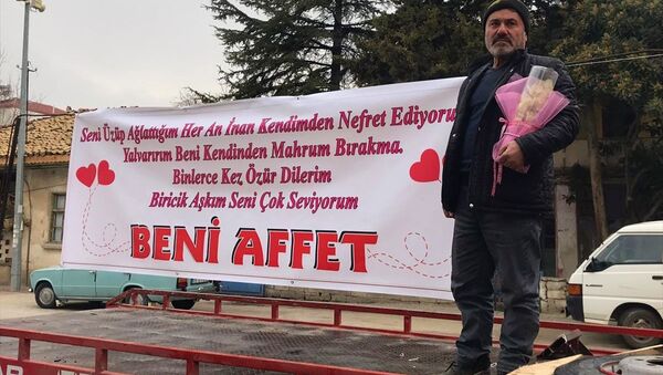 Burdur'da karısının iş yerinin önünde pankart açan koca, eşinin şikayeti üzerine emniyete götürüldü. - Sputnik Türkiye