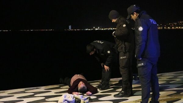 İzmir'de denize düşen adamı polis kurtardı - Sputnik Türkiye