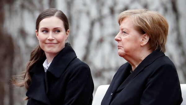 Şansölye Angela Merkel'den Berlin'de ağırladığı Finlandiya Başbakanı Sanna Marin'i (solda) güldüren bir mimik - Sputnik Türkiye