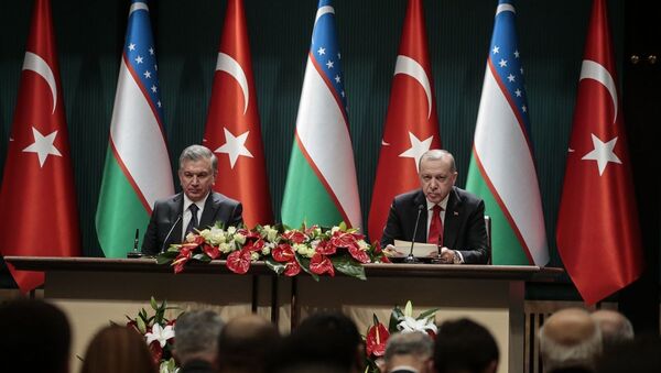 Türkiye Cumhurbaşkanı Recep Tayyip Erdoğan ve Özbekistan Cumhurbaşkanı Şevket Mirziyoyev, baş başa ve heyetlerarası görüşmenin ardından ortak basın toplantısı düzenledi. - Sputnik Türkiye