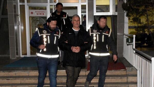 Gümüşhane'de görev yaptığı cezaevindeki mahkumlara uyuşturucu madde sağladığı iddia edilen gardiyan tutuklandı. - Sputnik Türkiye